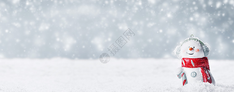 雪中冬天背景上的圣诞雪人玩具冬天背景上的雪人玩具图片