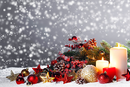 圣诞节成五颜六色的装饰品,球,星星,蜡烛冷杉树枝雪上雪上的圣诞作文图片