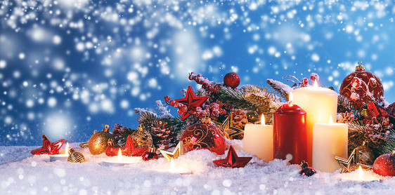 圣诞节成五颜六色的装饰品,球,星星,蜡烛冷杉树枝雪上雪上的圣诞作文图片