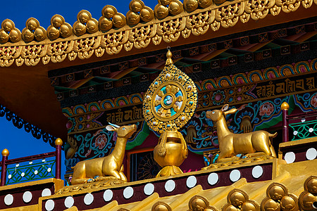 佛教的法轮法轮,法轮,法轮佛教寺院的屋顶上印度希马查尔邦的McleodGanj印度修道院法律的佛教车轮图片