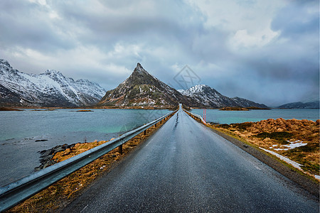 挪威峡湾的公路挪威洛福腾群岛冬天挪威的路图片