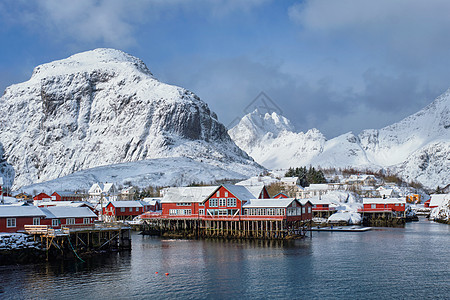 雪后房子传统的渔村a洛福滕岛,挪威与红色罗布屋冬天有雪a挪威洛福腾群岛上的村庄背景