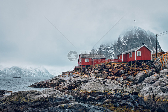 著名的旅游景点汉诺伊渔村洛福滕岛,挪威与红色罗布房子冬天下雪挪威洛福滕岛的汉诺伊渔村图片