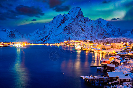 雷恩村夜间用北极光照明挪威洛福腾群岛雷恩村晚上挪威洛福腾群岛图片