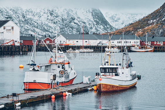 码头与船只哈莫伊渔村的洛福滕岛,挪威与红色罗布房屋冬季挪威洛福滕岛的汉诺伊渔村图片
