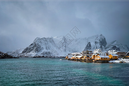冬天下雪的萨克里斯罗伊渔村的黄色Rorbu房子挪威洛福腾群岛黄色的Rorbu房子,洛芬岛,挪威图片