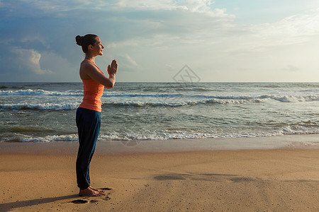 海滩上做阿什蒂加维尼亚萨瑜伽的女人女人海滩上做瑜伽图片