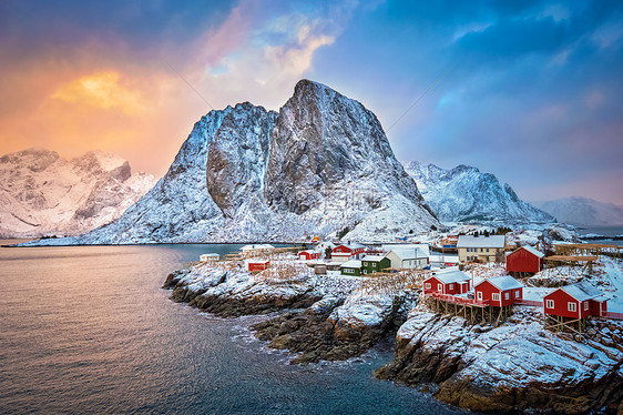 著名的旅游景点汉诺伊渔村洛福滕岛,挪威与红色罗布房子日出时冬天下雪挪威洛福滕岛的汉诺伊渔村图片