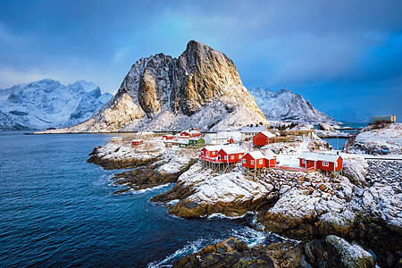 著名的旅游景点汉诺伊渔村洛福滕岛,挪威与红色罗布房子冬天挪威洛福滕岛的汉诺伊渔村图片