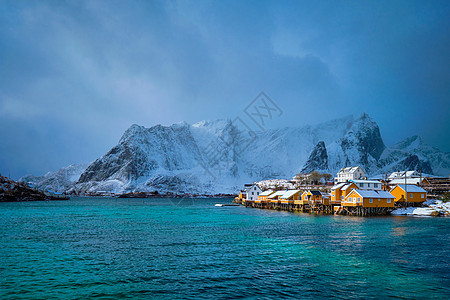 冬天下雪的萨克里斯罗伊渔村的黄色Rorbu房子挪威洛福腾群岛黄色的Rorbu房子,洛芬岛,挪威图片