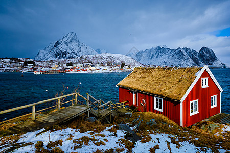 传统的红色Rorbu房子雷恩村的洛福滕岛,挪威冬季罗福顿群岛赖因村的传统红色罗布屋,图片