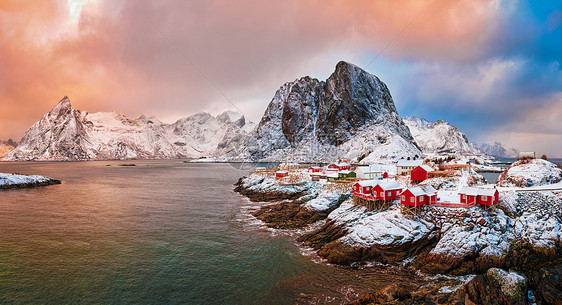 著名旅游景点汉诺伊渔村的全景洛福滕岛,挪威与红色罗布房子日出时冬天下雪挪威洛福滕岛的汉诺伊渔村图片
