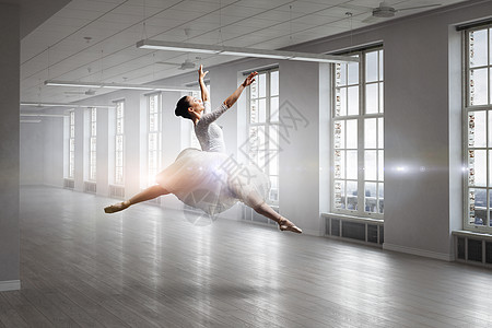 美丽的芭蕾舞穿着白色连衣裙跳舞优雅的芭蕾舞跳舞图片