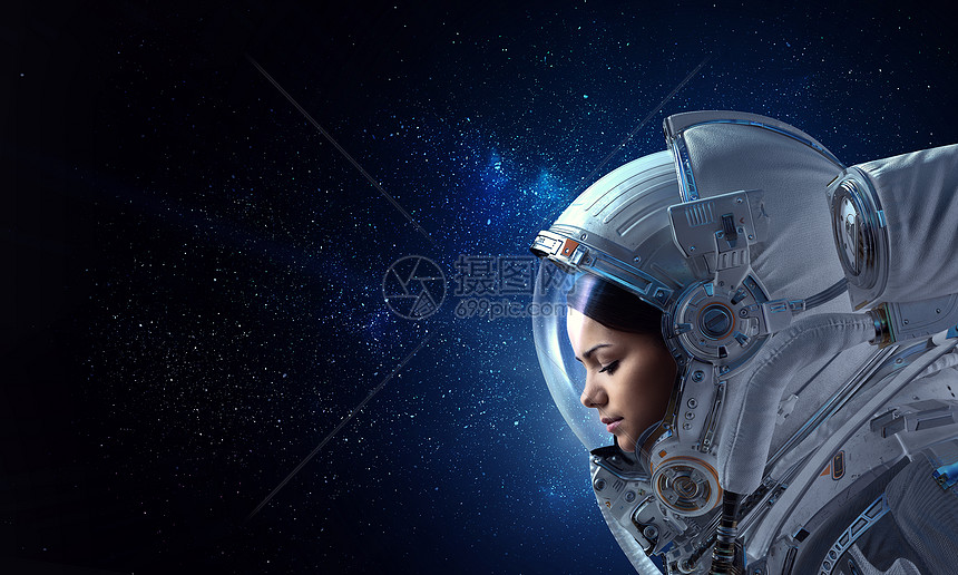 黑暗星空背景下女宇航员的简介穿着太空服的有魅力的女人高清图片下载 正版图片 摄图网