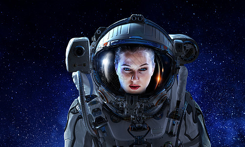 黑暗星空背景下女宇航员的肖像穿着太空服的有魅力的女人图片