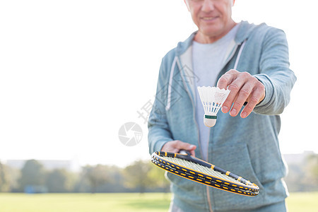 公园里带毽子网球拍的老人的中段图片