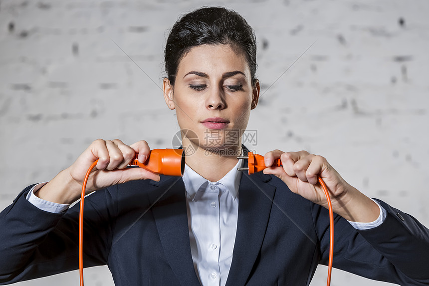 自信的女商人把红色的电缆贴砖墙上图片