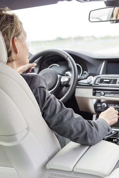 出差期间女高管驾驶汽车