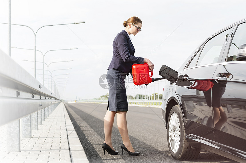 女商人带着罐加油车逆天的路上