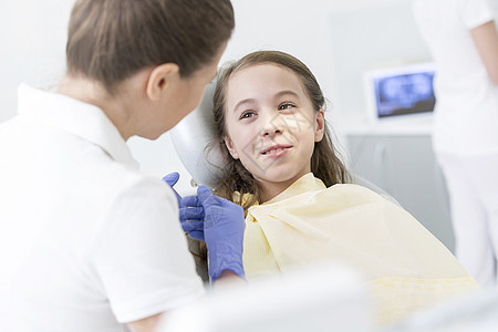 医生牙科诊所检查女孩病人图片
