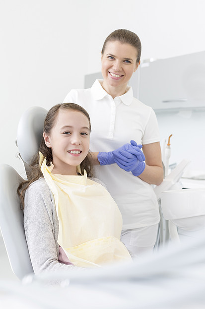 ‘~牙科诊所微笑病人牙医的肖像  ~’ 的图片