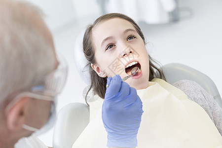 牙科医生牙科诊所检查张口的病人图片