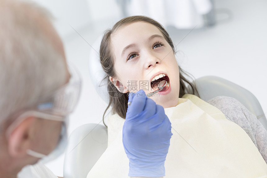 ‘~牙科医生牙科诊所检查张口的病人  ~’ 的图片
