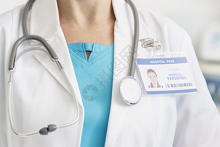 医院带听诊器身份证的医生中段图片