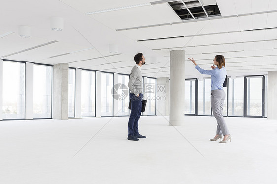 专业人士分析新办公室的空工作图片