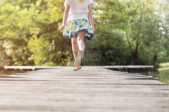 湖岸码头上跑的女孩的低段图片
