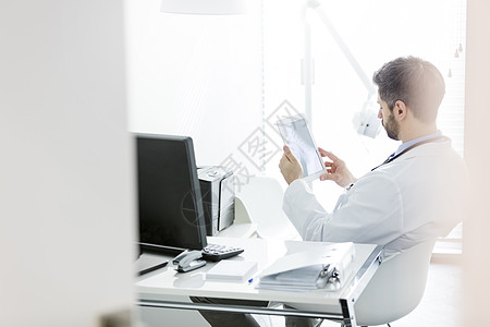 医生医院的办公桌上检查数字平板电脑上的X光图片