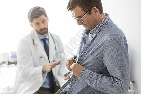 医生与病人谈话,脱衣服,以便医院诊断图片