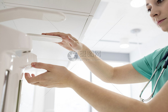 医生医院用抗菌洗手液分配器清洁双手图片