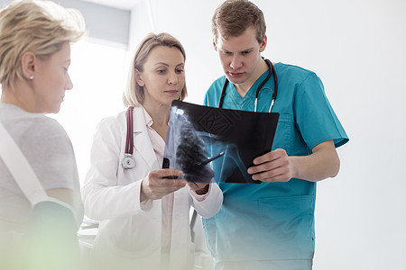 物理治疗师讨论X光医院的护士病人图片