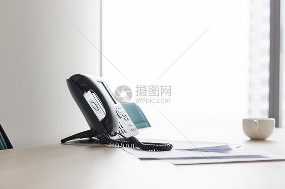 现代办公室办公桌上的座机电话特写图片