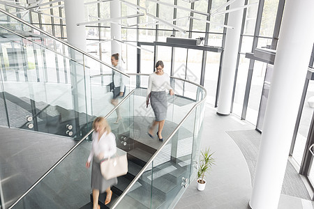 新办公室楼梯上女商人的高角度视角图片