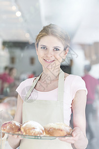 微笑美丽的年轻女服务员餐厅供应新鲜面包的肖像图片