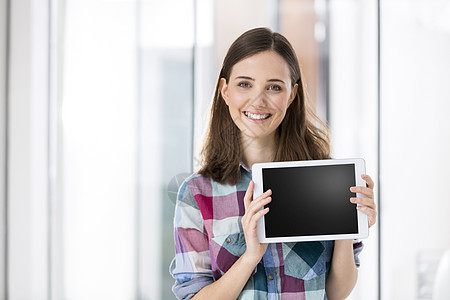 快乐女商人的肖像,数字平板电脑的空白屏幕图片