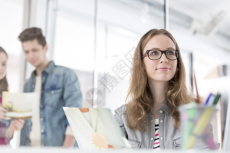 有思想的女商人,坐办公室里有照片背景图片