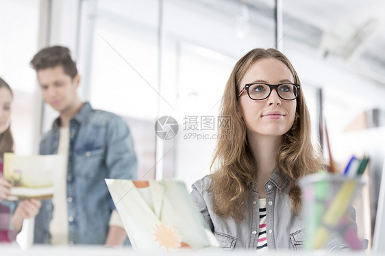 有思想的女商人,坐办公室里有照片图片