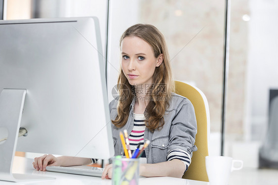 办公室用台式电脑的创意女商人的肖像图片