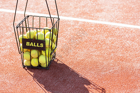 高角度的球金属篮子与标签网球场图片