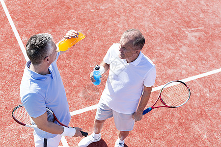 比赛中站网球场上的男子说话的高角度视图图片
