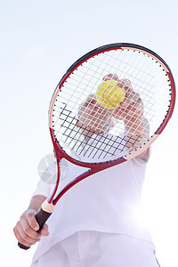阳光明媚的日子里,老年人晴朗的天空下打网球的低角度视角图片