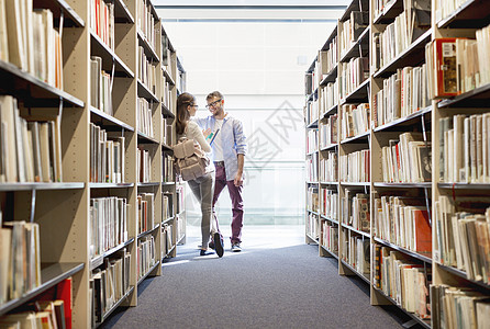 微笑的朋友站大学图书馆说话图片