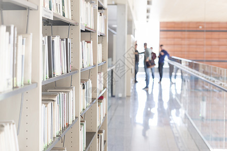 各种书籍排列大学图书馆走廊的书架上图片