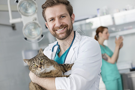 带着猫的微笑医生的肖像图片