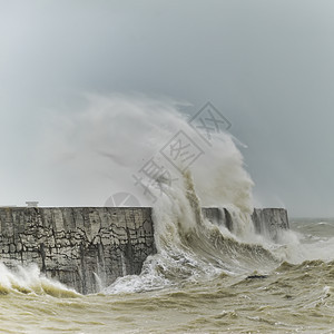 英国海岸纽黑文的大风风暴中,惊人的海浪拍打着港口的墙壁图片