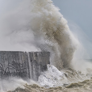 英国海岸纽黑文的大风风暴中,惊人的海浪拍打着港口的墙壁图片