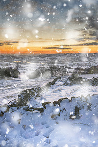 冬季的天空覆盖了大雪覆盖的冬季景观高峰地区日落大雪风暴风景图片